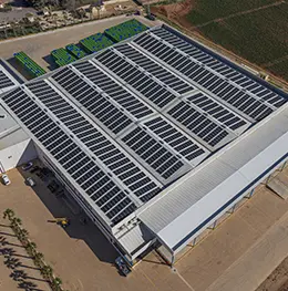 Vista aérea de instalación de paneles solares fotovoltaicos en cubierta de nave industrial en Murcia por Grupo Luna