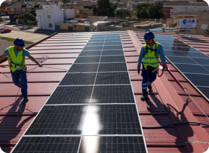 Instalacion-de-paneles-fotovoltaicos-en-cubierta-industrial-updated